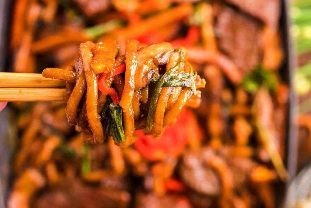 Stir fry μοσχάρι Yaki Udon noodle με ξυλάκια.