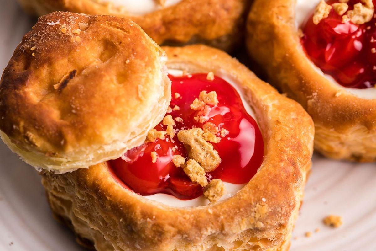 Μίνι κερασένια cheesecakes.