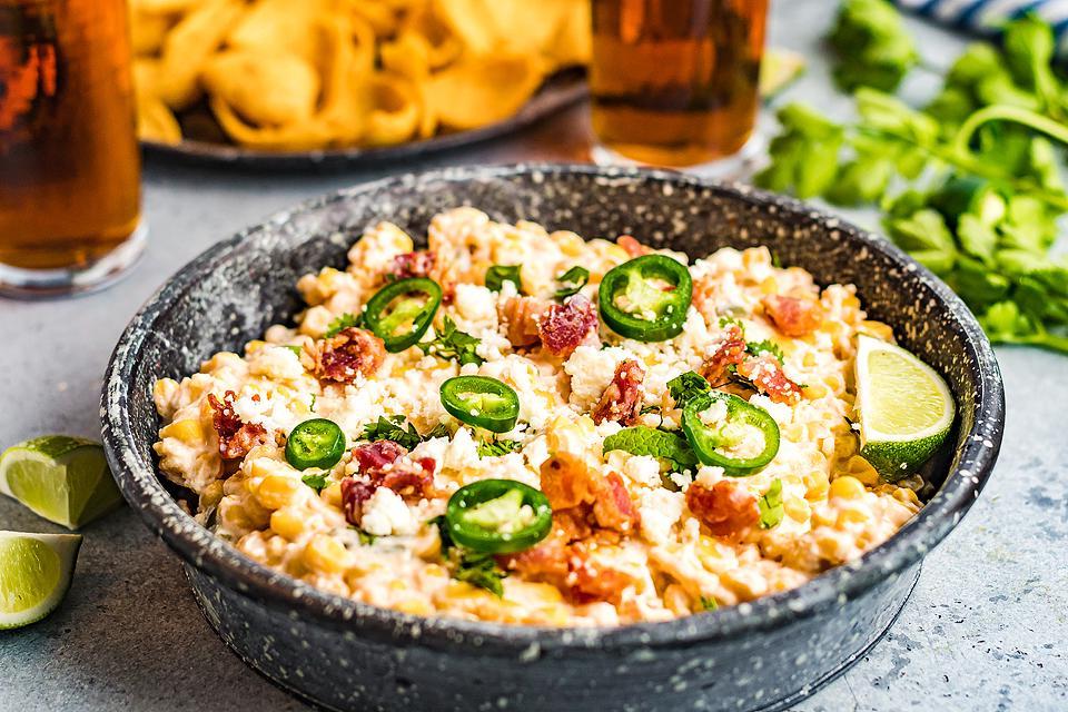 Food blogger, Bella Bucchiotti της xoxoBella, μοιράζεται μια πικάντικη συνταγή για βουτιά καλαμποκιού και τυριού με jalapeño. Θα λατρέψετε αυτό το εύκολο street corn dip.