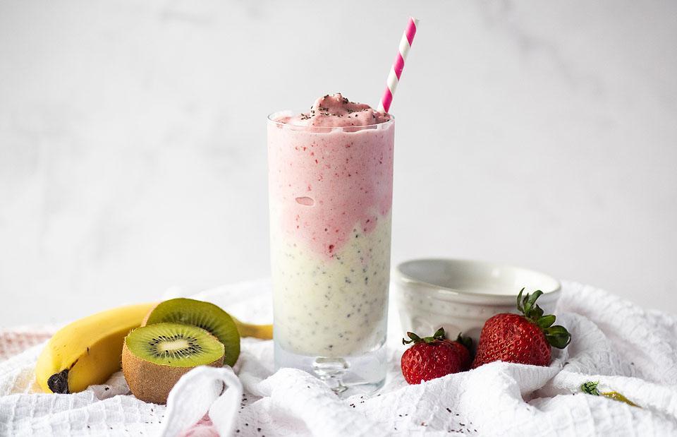 Στρωμένο smoothie φράουλας σε ποτήρι.