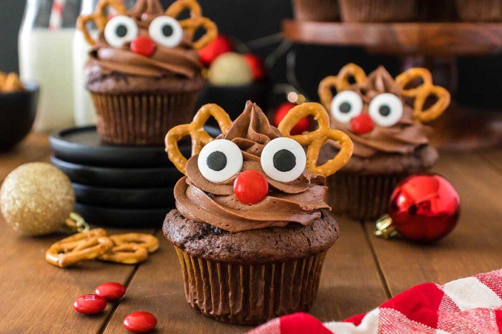 Χριστουγεννιάτικα cupcakes διακοσμημένα σαν τάρανδοι, με σοκολάτα και πρέτσελ.