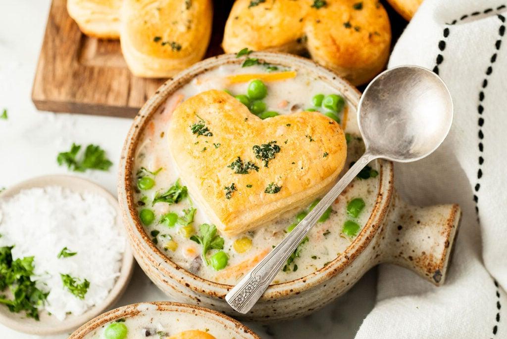 Σούπα Chicken pot pie με μπισκότο σε σχήμα καρδιάς από πάνω.