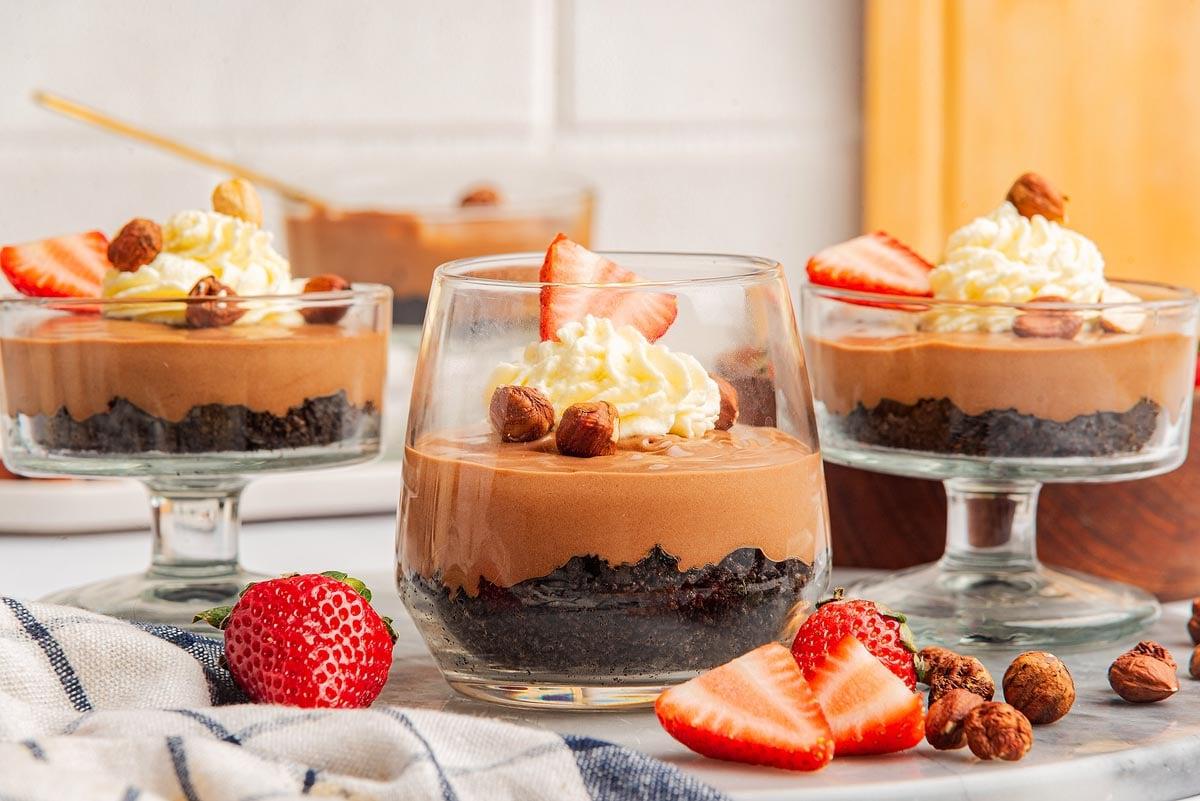 Ατομικά ποτηράκια μους Nutella με γαρνιτούρα