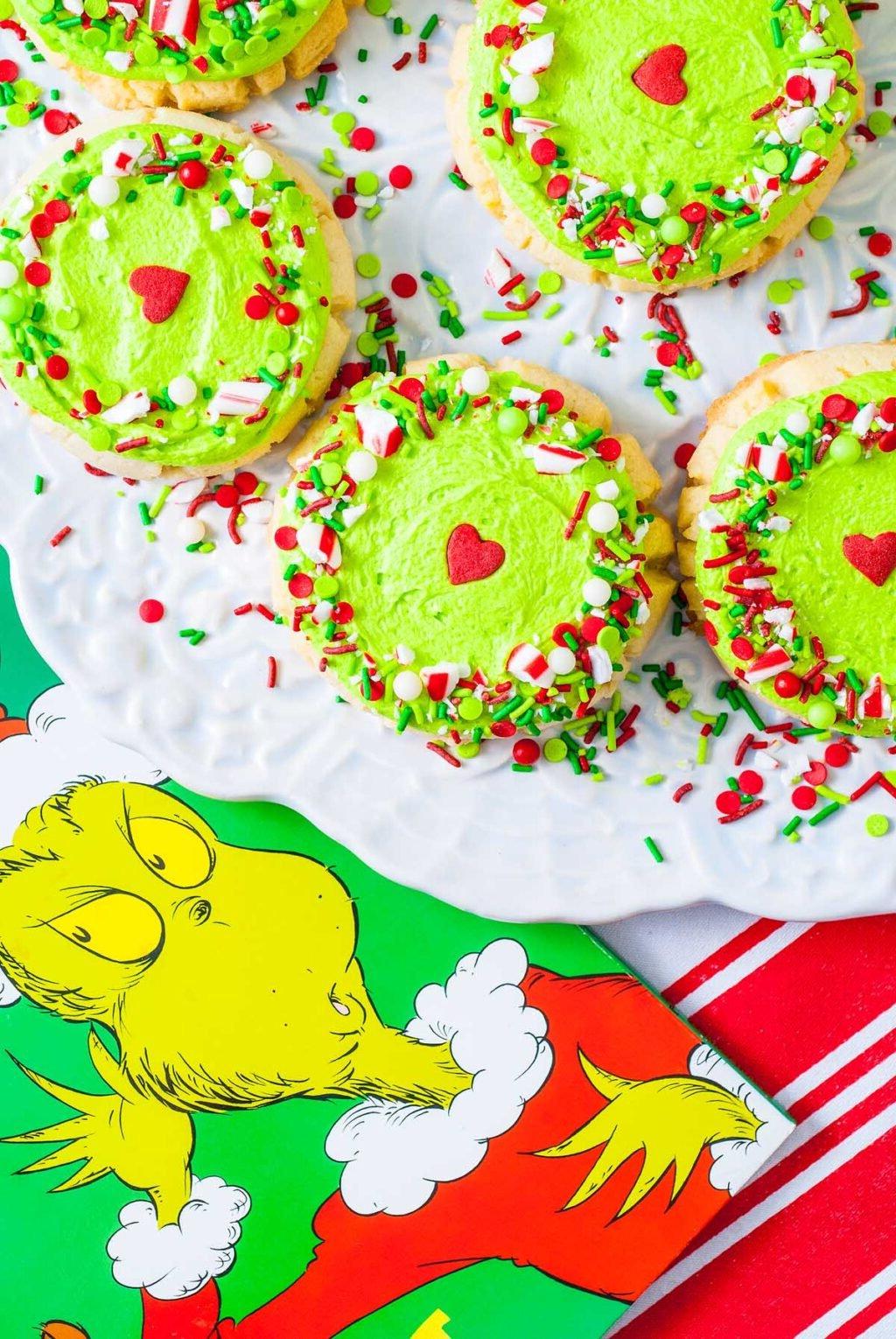 Μια πιατέλα με πράσινα μπισκότα Crumbl Grinch.