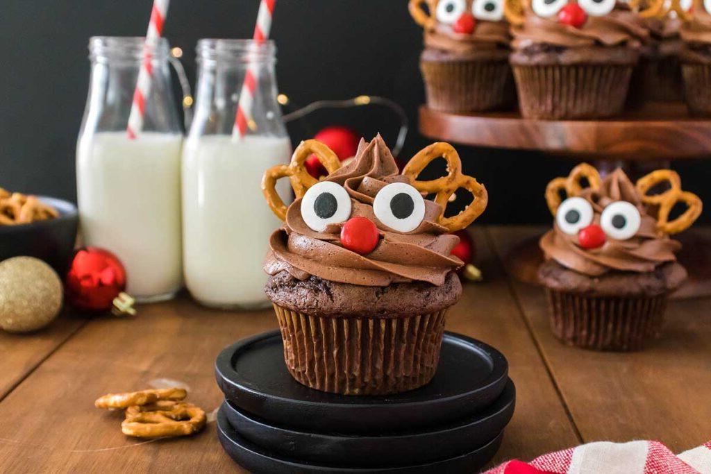 Cupcakes Rudolf διακοσμημένα με κέρατα από πρέτσελ και σοκολατούχο γάλα.