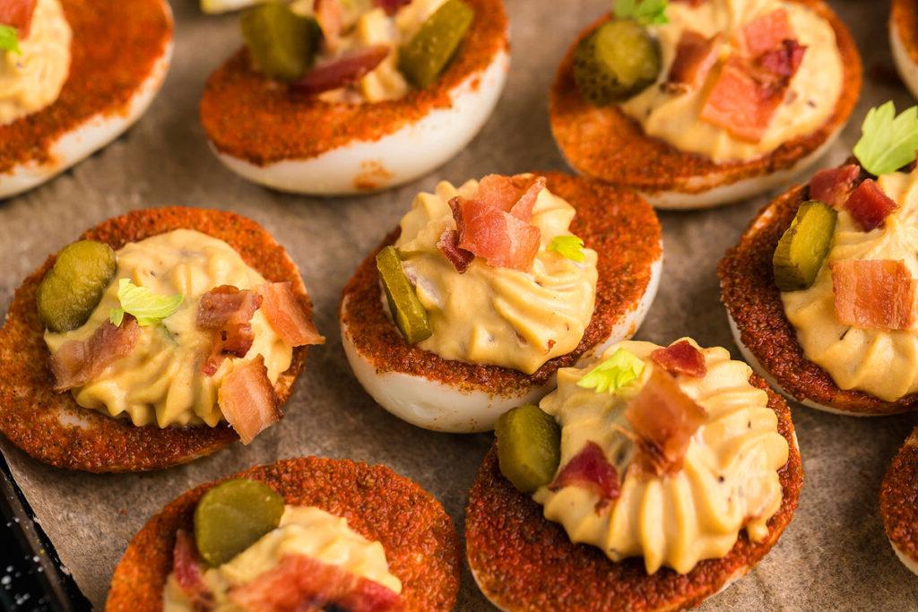 Σπιτικά deviled eggs.