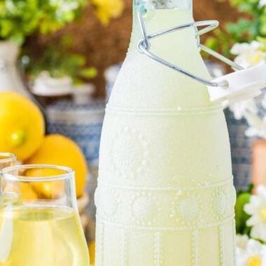 Μπουκάλι σπιτικού αυθεντικού ιταλικού limoncello.