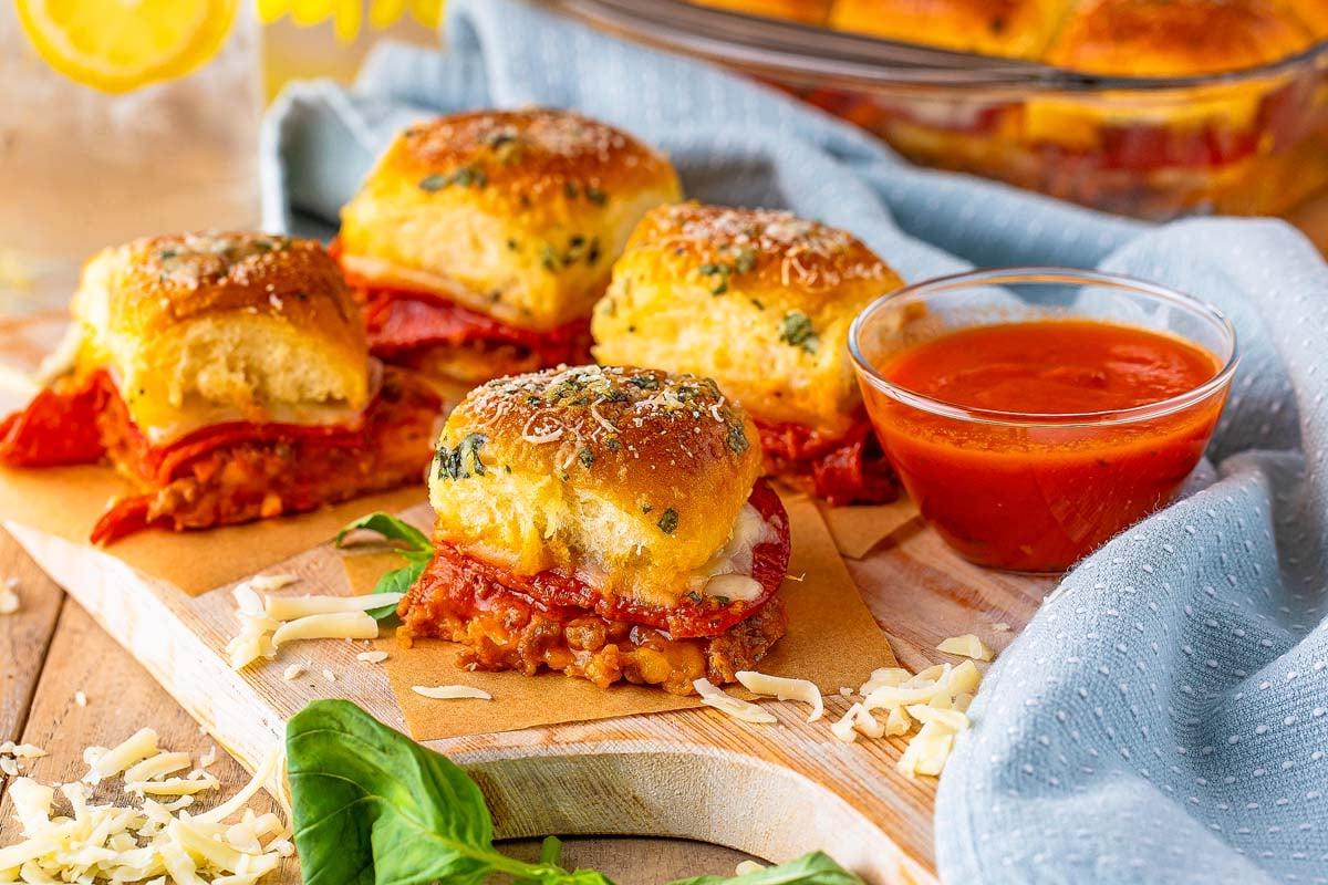 Φρεσκοψημένα εύκολα sliders πίτσας πεπερόνι με σάλτσα μαρινάρα στο πλάι.