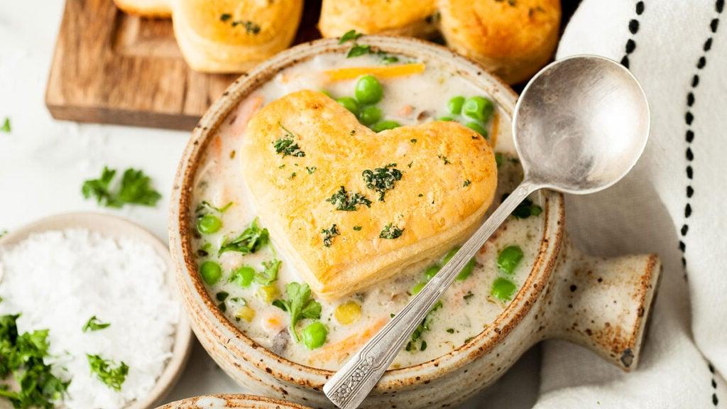 Σούπα κοτόπουλο pot pie με μπισκότο σε σχήμα καρδιάς από πάνω.