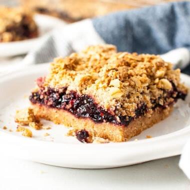 Food blogger, Bella Bucchiotti of xoxoBella, shares a recipe for copycat Starbucks Michigan cherry oat bars. These oatmeal bars with cherry filling are made with frozen cherries.