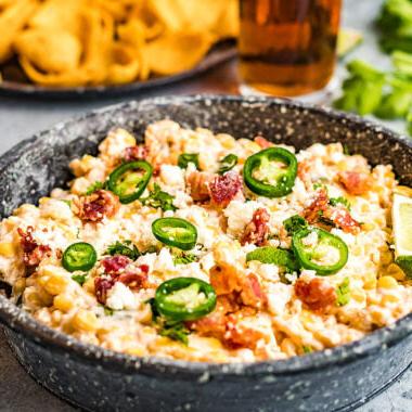 Πικάντικο καλαμπόκι και τυρί jalapeño dip σε μαύρο μπολ.