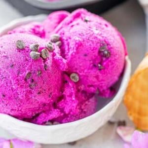 Παγωτό dragon fruit σε μπολ.