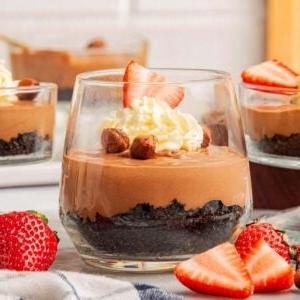 Ποτηράκια μους Nutella με φράουλες και σαντιγί