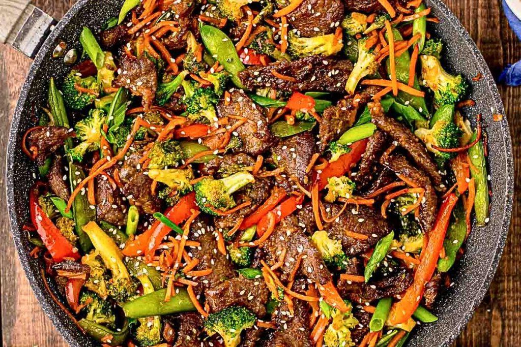 Ένα τηγάνι με stir fry μοσχάρι και λαχανικά.