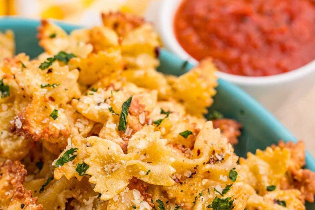 Pasta chips σε πιάτο.