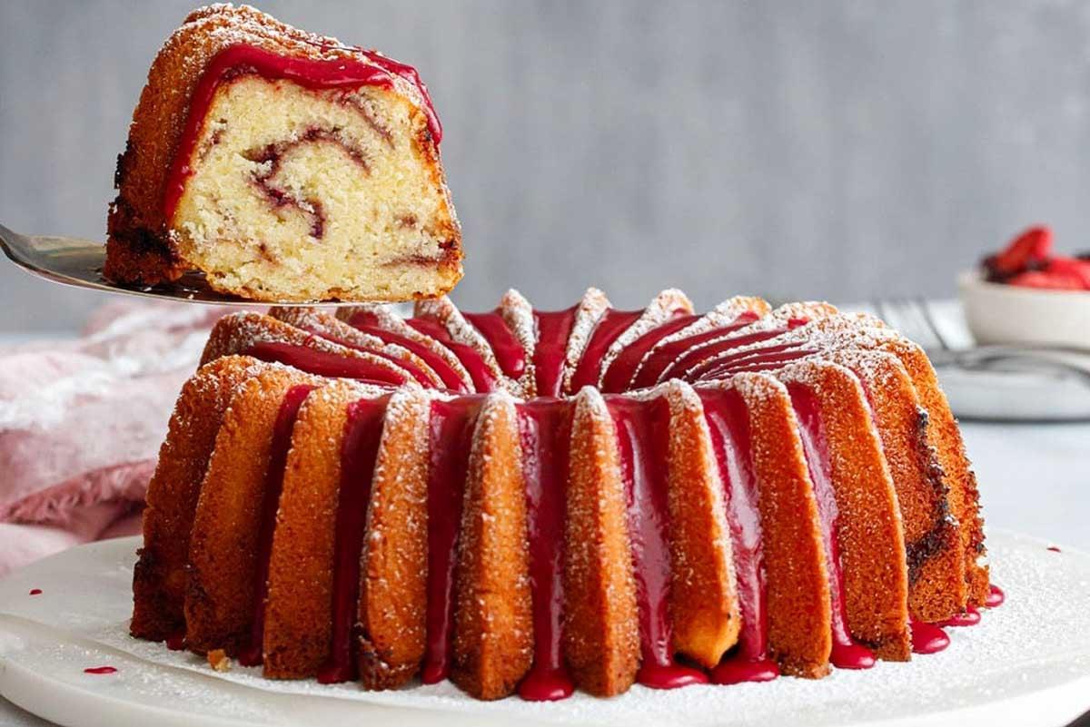 Κέικ Bundt με Σπείρες Φράουλας-Ιβίσκου.