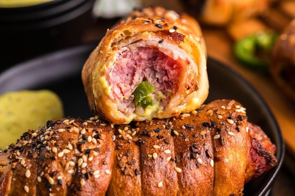 Μπέικον, τυρί jalapeno, γουρουνάκια στην κουβέρτα σερβιρισμένα σε ένα πιάτο.