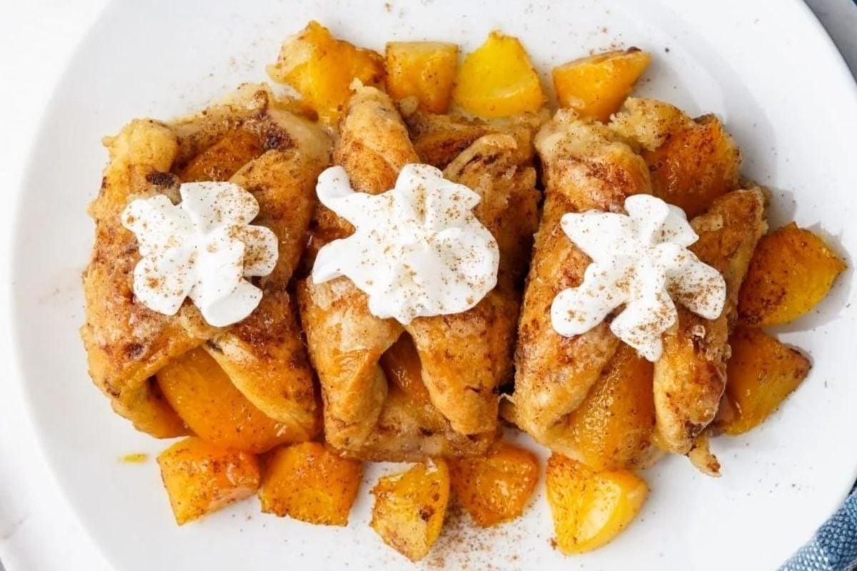 Ένα πιάτο με κανελοψωμάκι Pillsbury και σαντιγί.