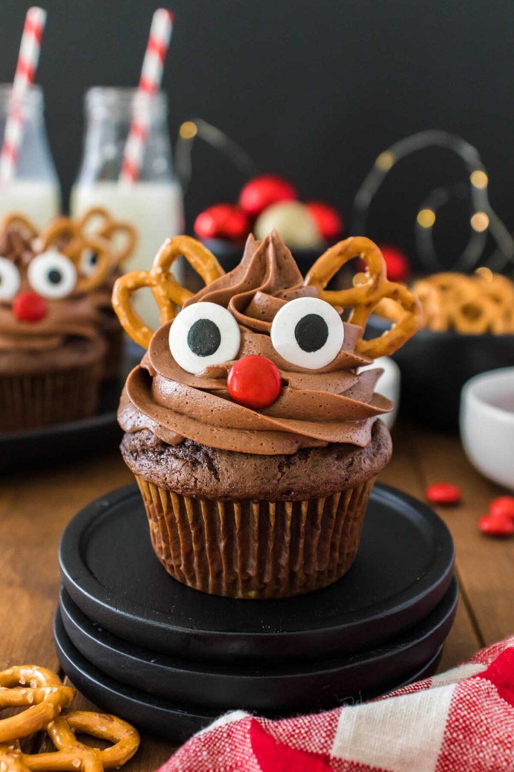 Χριστουγεννιάτικα cupcakes διακοσμημένα σαν τάρανδοι με κέρατα και μπαστούνια από πρέτσελ.