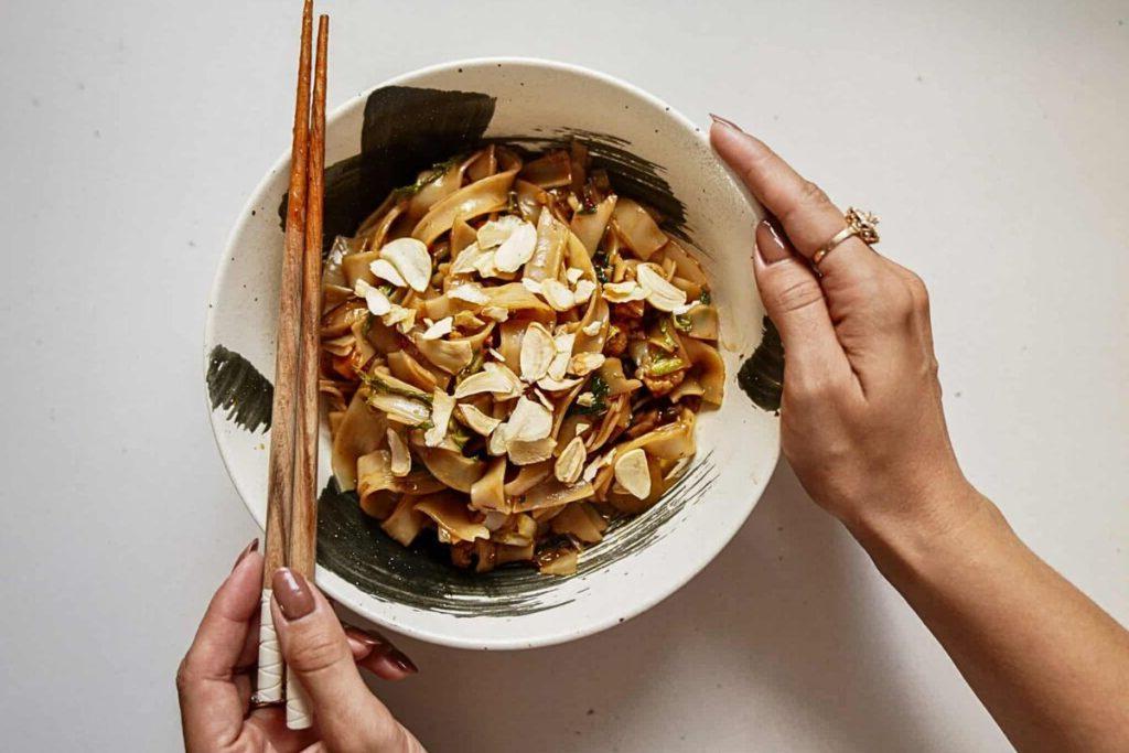 Ένα μπολ με stir fry λαχανικά.