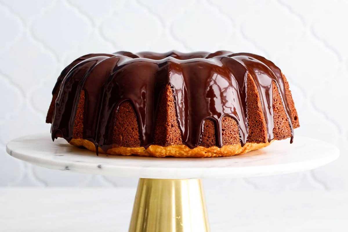 Κέικ Bundt Αμυγδάλου με Γκανάς Αμαρέτο.