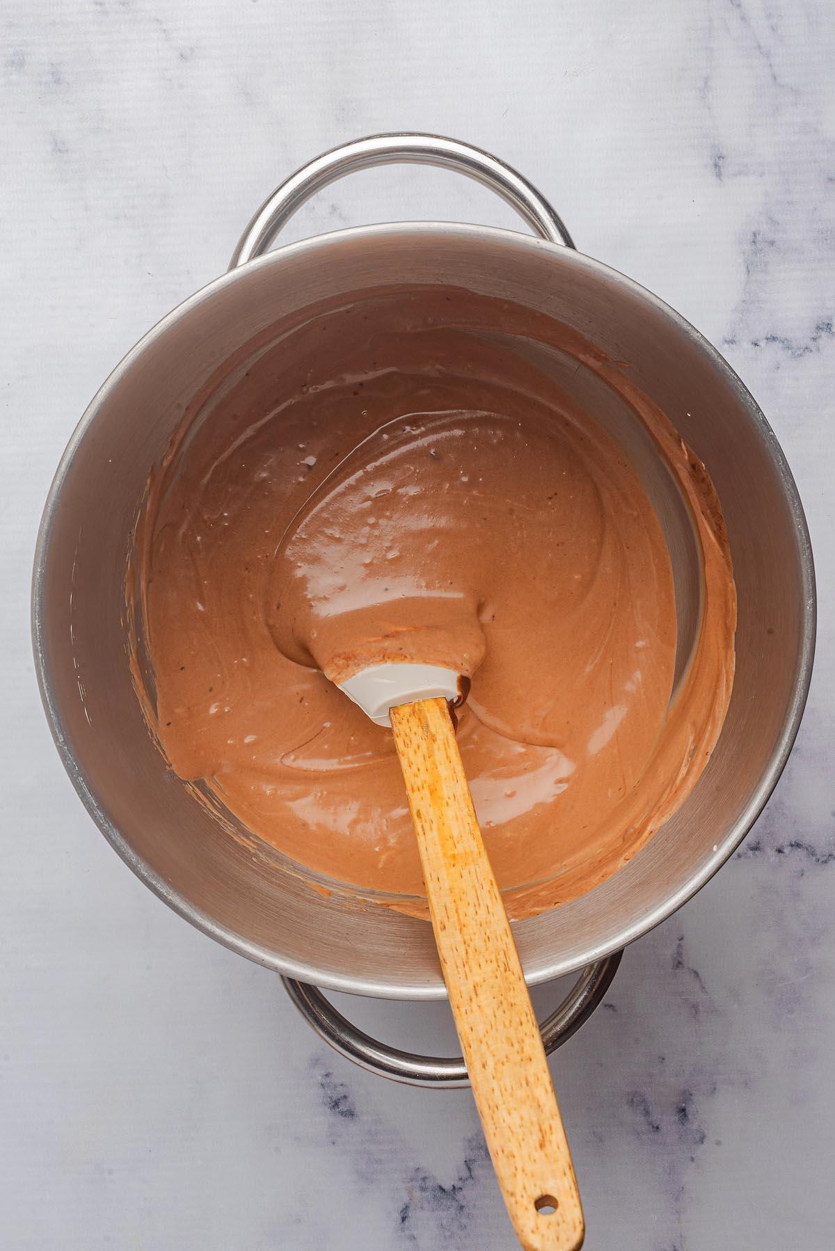 Κοντινή λήψη της βελούδινης υφής της μους Nutella