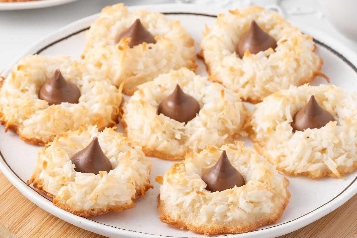 Μακαρόν καρύδας με Hershey kisses σε ένα πιάτο.