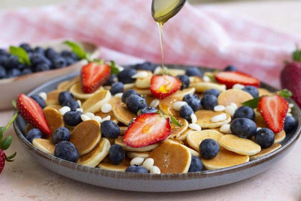 Ένα μπολ με μίνι pancakes.