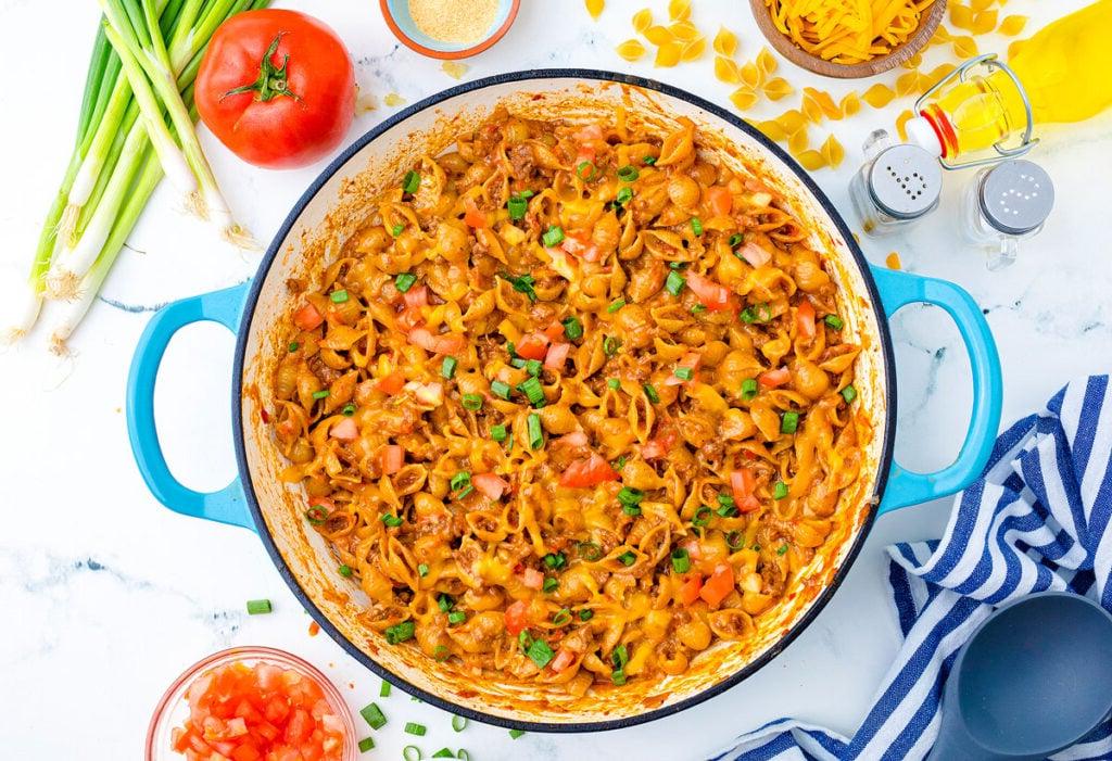 Macaroni and cheese τάκο σε μια κατσαρόλα.