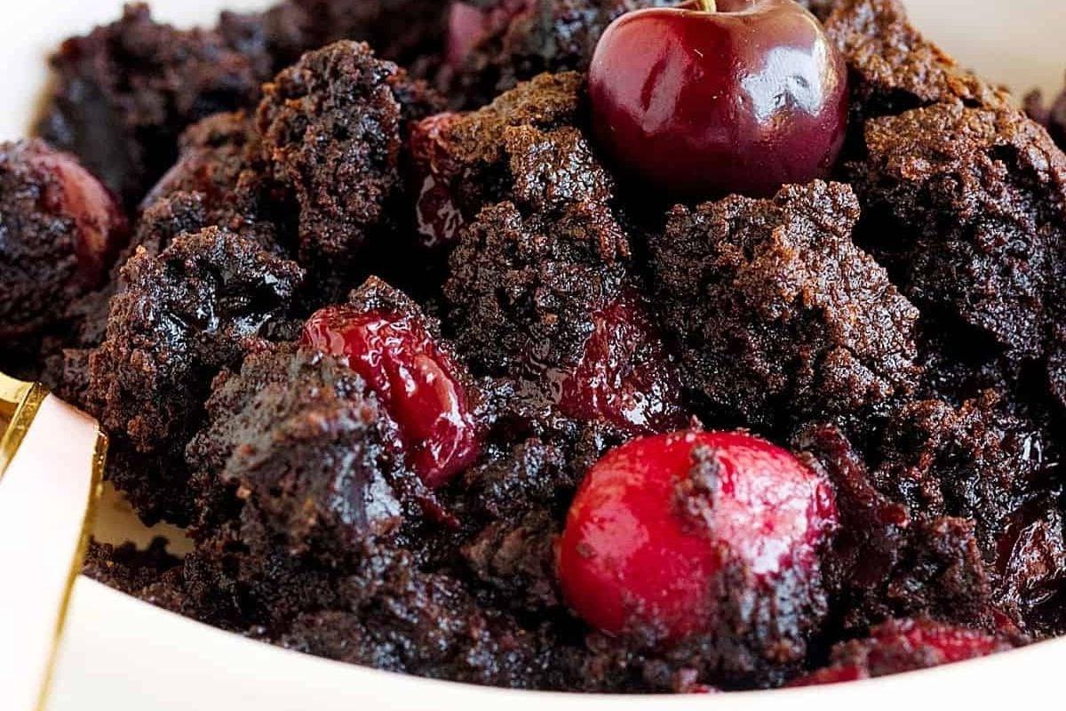 Αφεθείτε σε ένα απολαυστικό μπολ με brownies σοκολάτας με κεράσι.