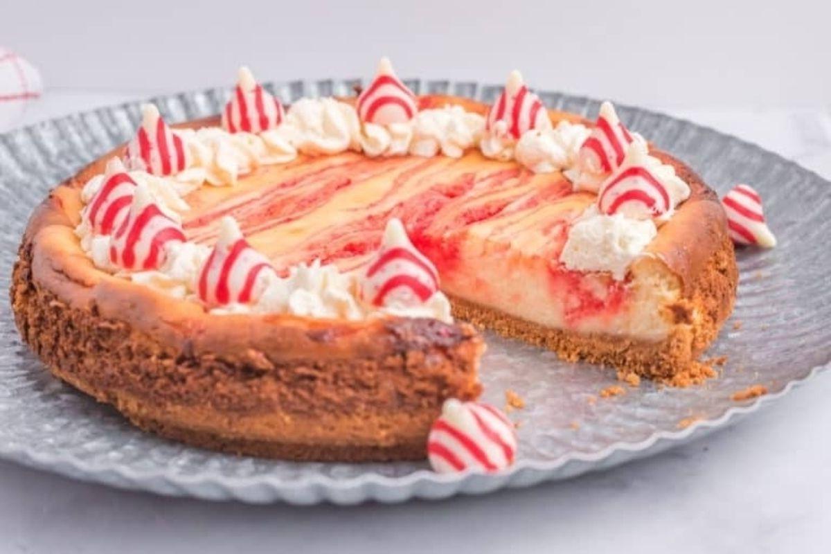 Ένα cheesecake μέντας με σαντιγί και μπαστούνια καραμέλας με συνταγές Hershey Kiss.