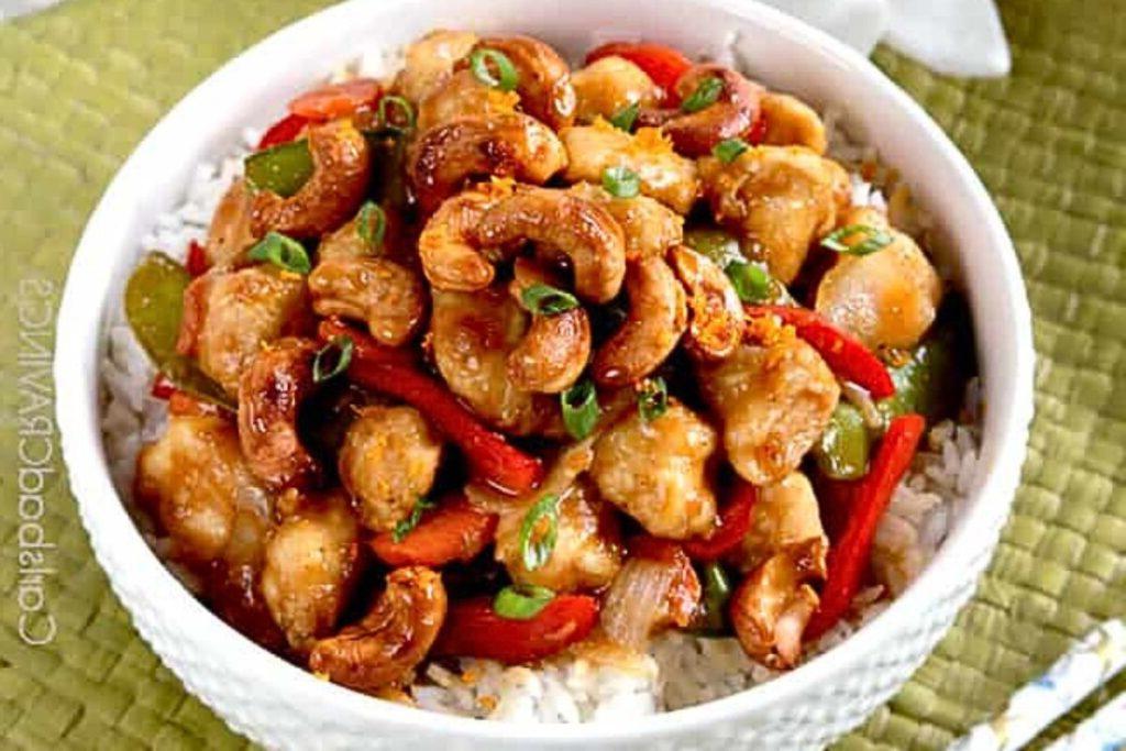Ένα μπολ με κοτόπουλο cashew stir fry και ρύζι.
