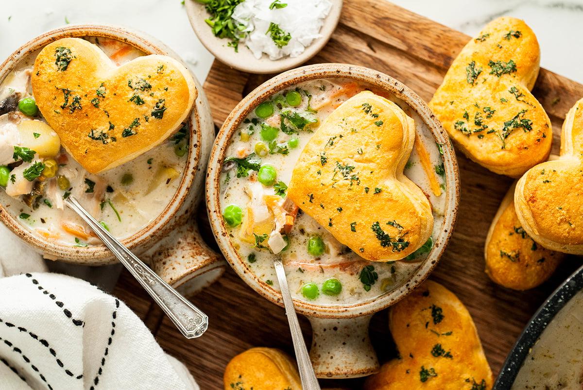 Κοτόπουλο pot pies με μπισκότα σε σχήμα καρδιάς στην κορυφή.