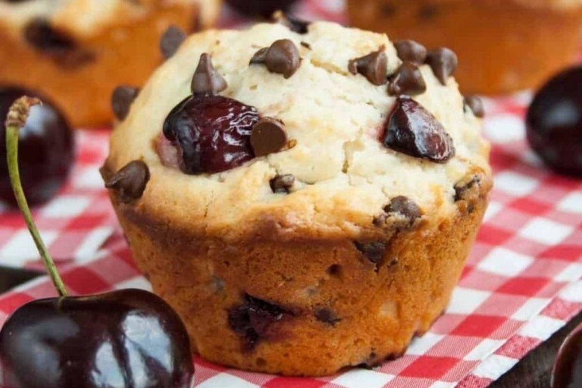 Λαχταριστά muffins σοκολάτας με κεράσι σε μια καρό πετσέτα.
