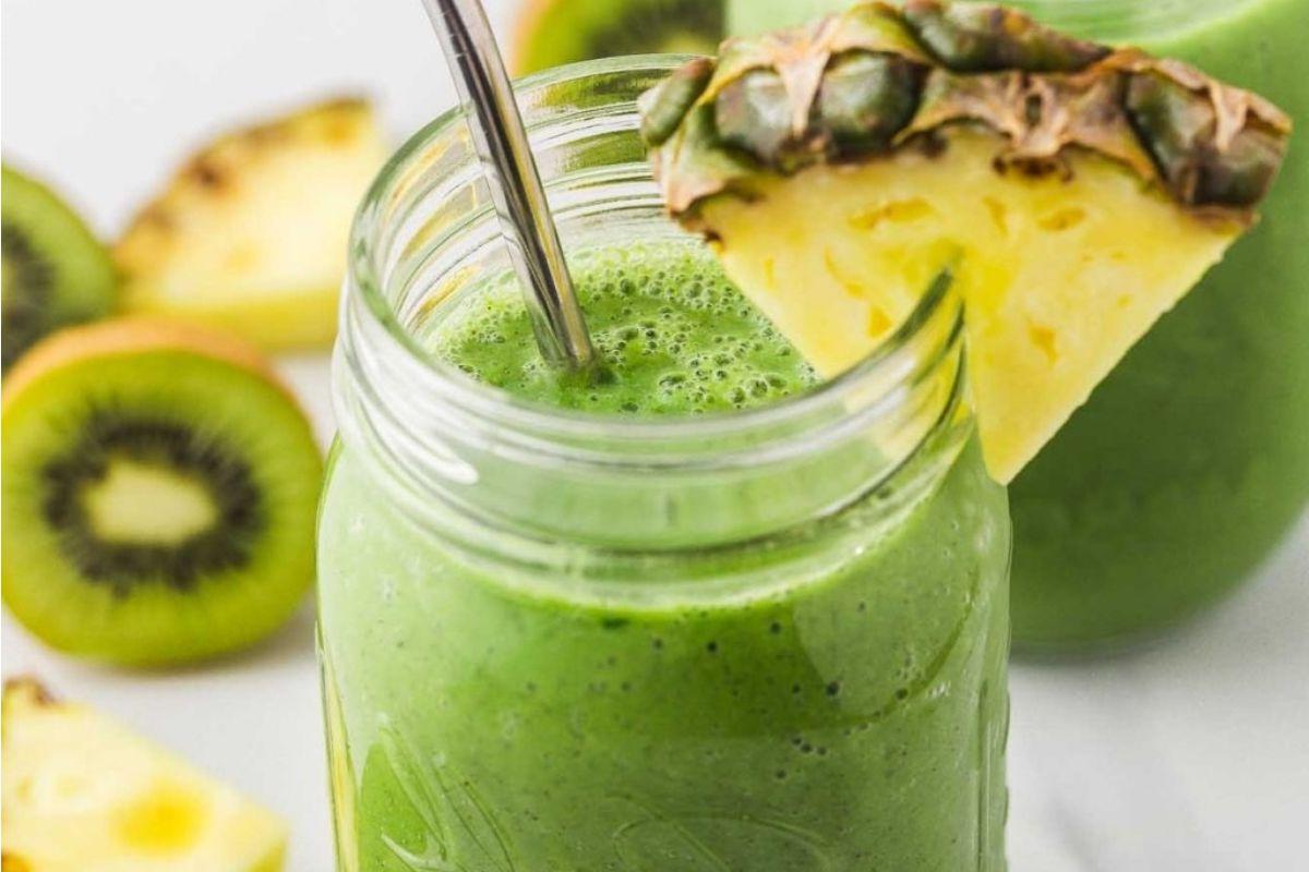 Ένα πράσινο smoothie με ακτινίδιο, ανανά και συνταγές pinwheel.