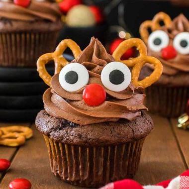 Cupcakes ταράνδου με πρέτσελ στην κορυφή.