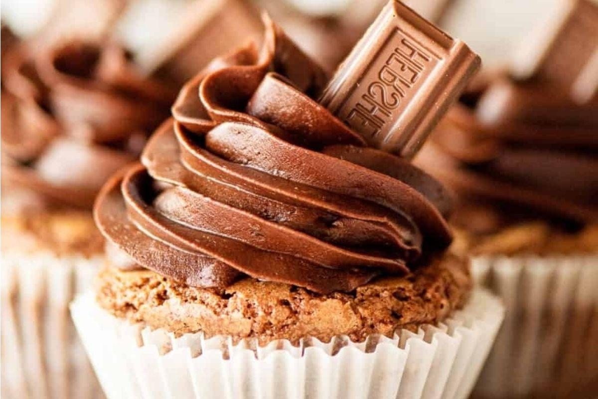 Σοκολατένια cupcakes Hershey Kiss με μια μπάρα σοκολάτας στην κορυφή.