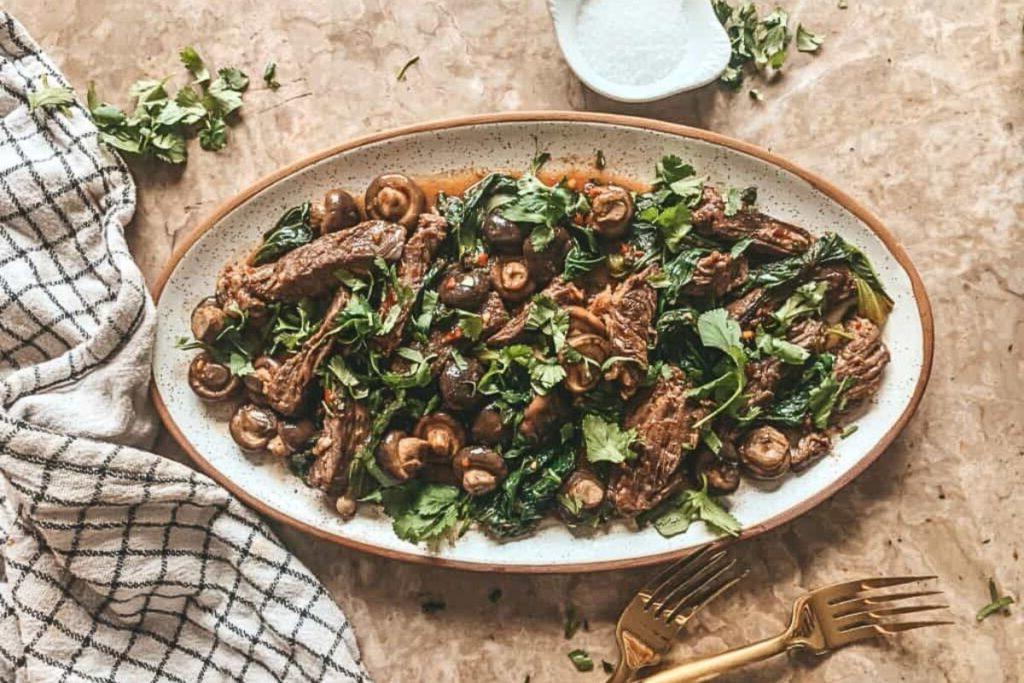 Ένα πιάτο γεμάτο με stir fried skirt steak.
