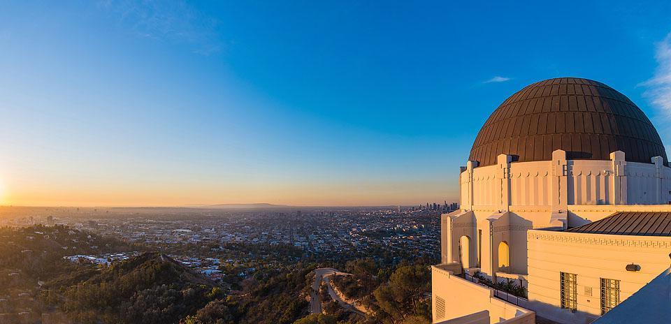 Το Griffith Observatory τη νύχτα με θέα την πόλη του Λος Άντζελες.