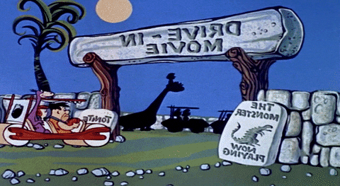 Άνθρωποι παρακολουθούν ταινία σε drive-in ή εξωτερικό σινεμά.
