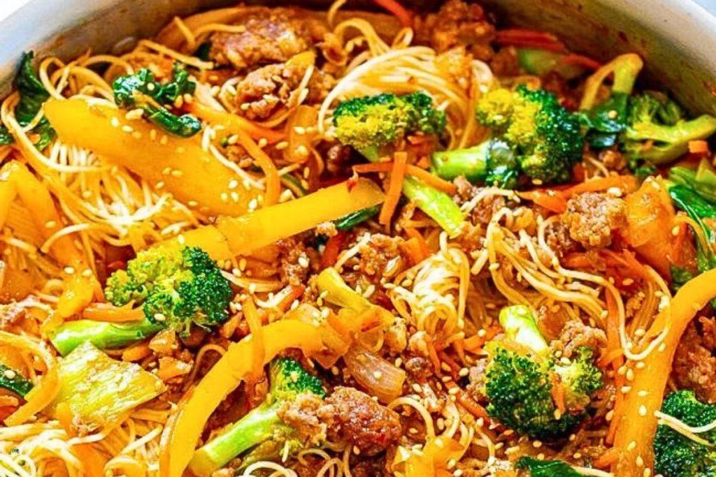 Ένα μπολ με stir fry χοιρινό.