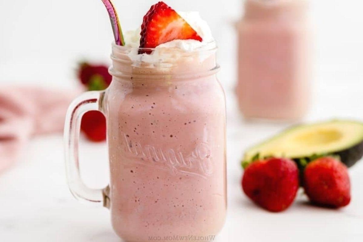 Smoothie φράουλας-αβοκάντο σε βάζο, ιδανικό για συνταγές pinwheel.