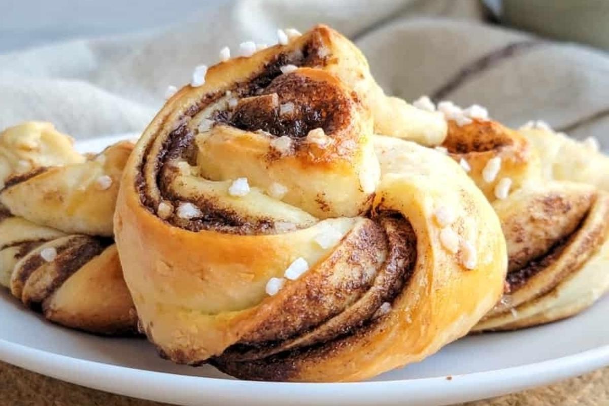 Νόστιμα κανελοψωμάκια σε πιάτο με πετσέτα.