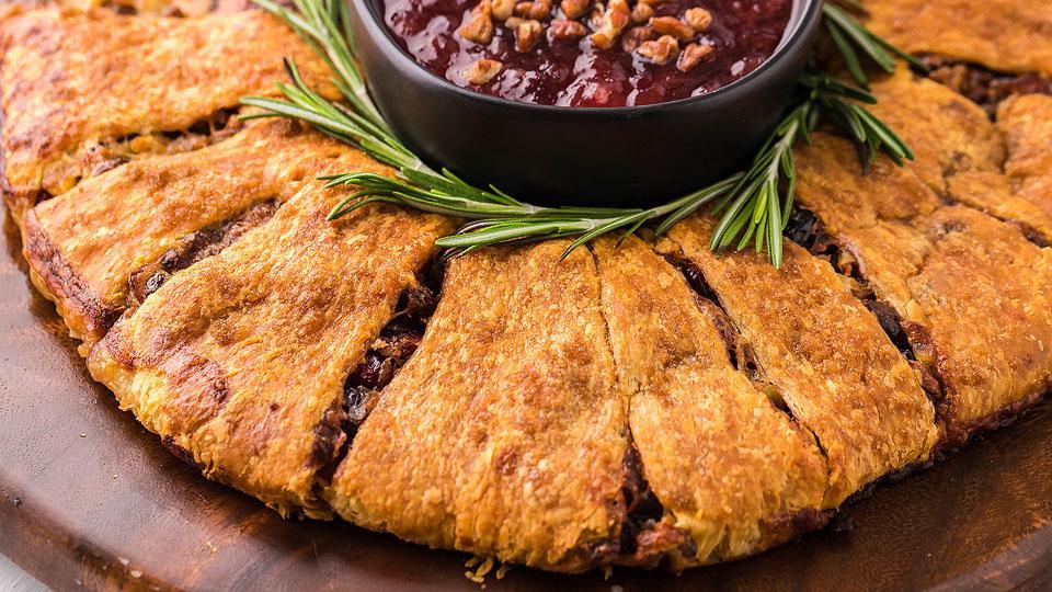 Food blogger, Bella Bucchiotti της xoxoBella, μοιράζεται μια συνταγή για ένα ορεκτικό δαχτυλίδι κρουασάν με ανανά, κράνμπερι και μπρι. Θα λατρέψετε αυτό το χριστουγεννιάτικο στεφάνι.