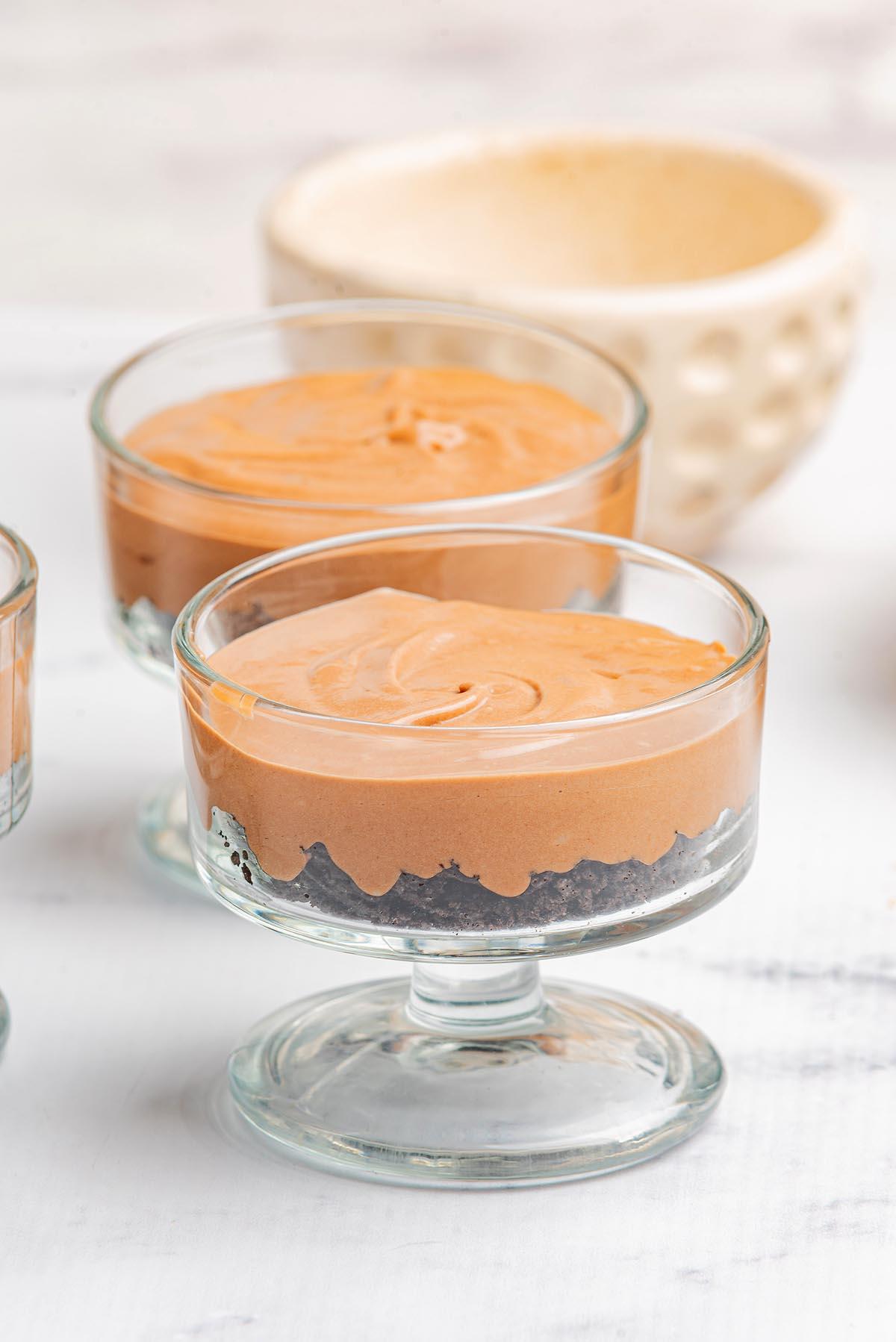Δύο ποτηράκια μους Nutella, έτοιμα για σερβίρισμα