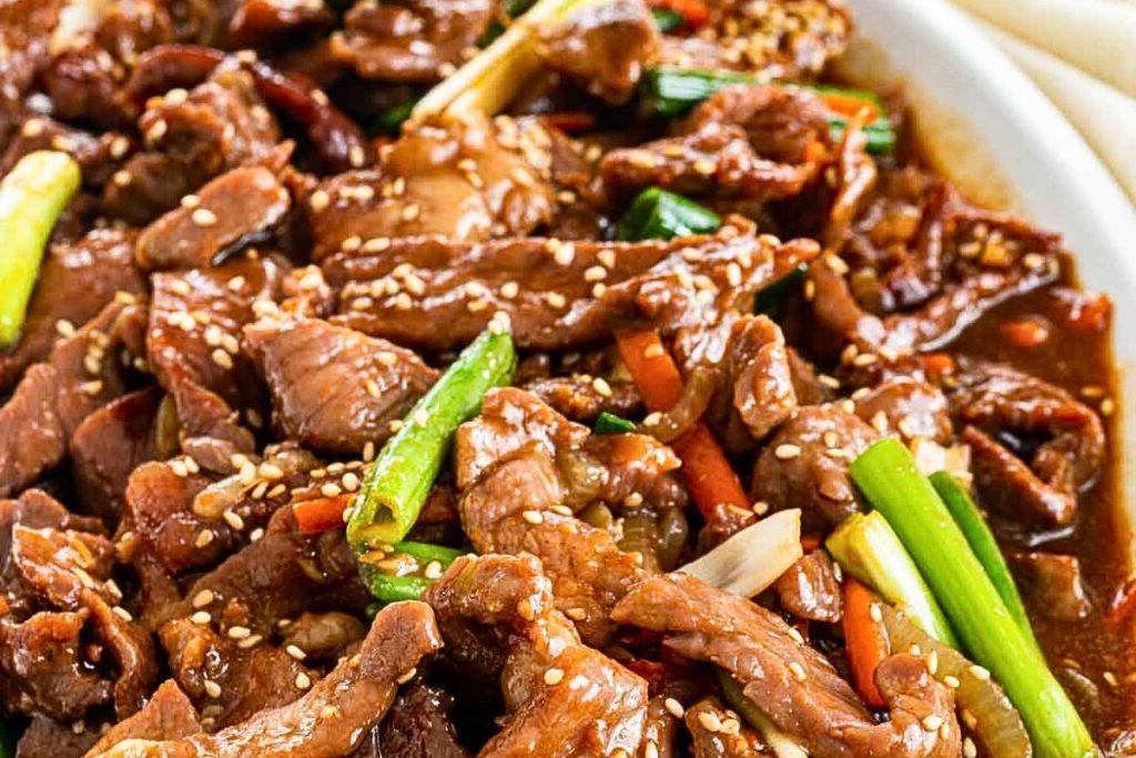 Ένα τηγάνι με κορεατικό μοσχάρι stir fry.