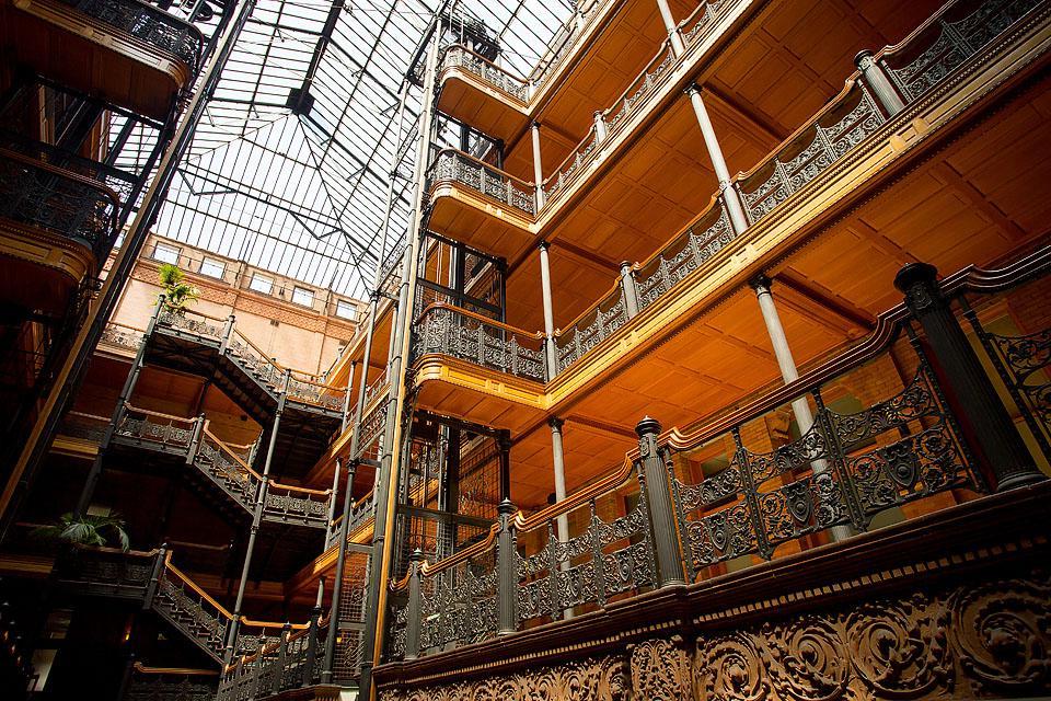 Το αίθριο του ιστορικού Bradbury Building με τις σκάλες και τους ανελκυστήρες.