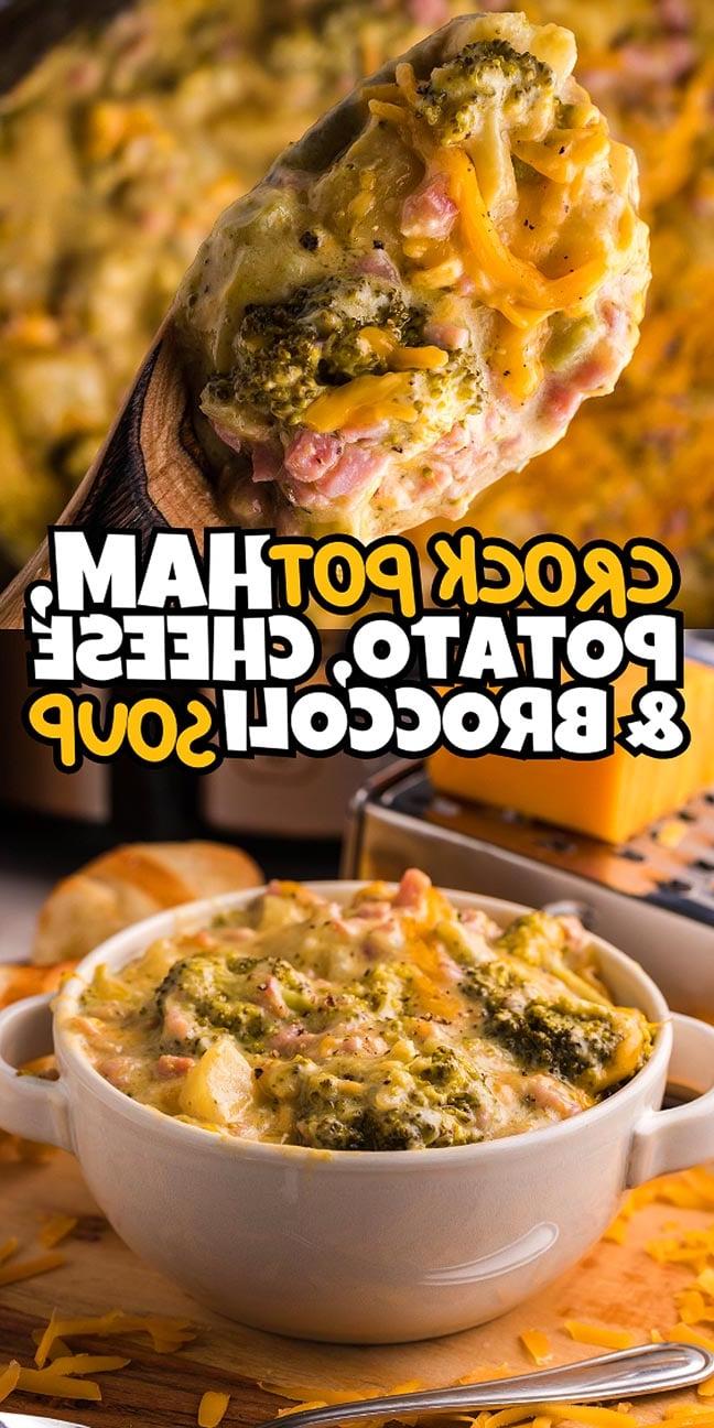 Ένα μπολ με κρεμώδες τυρένιο γκούλας με μπρόκολο, ζαμπόν και πατάτα δελεάζει τις αισθήσεις. Ένα ξύλινο κουτάλι σηκώνει μια μερίδα από μια κατσαρόλα στο φόντο. Το κείμενο αναγράφει, "Σούπα Ζαμπόν, Μπρόκολου και Τσένταρ στην Αργή Κουζίνα." 