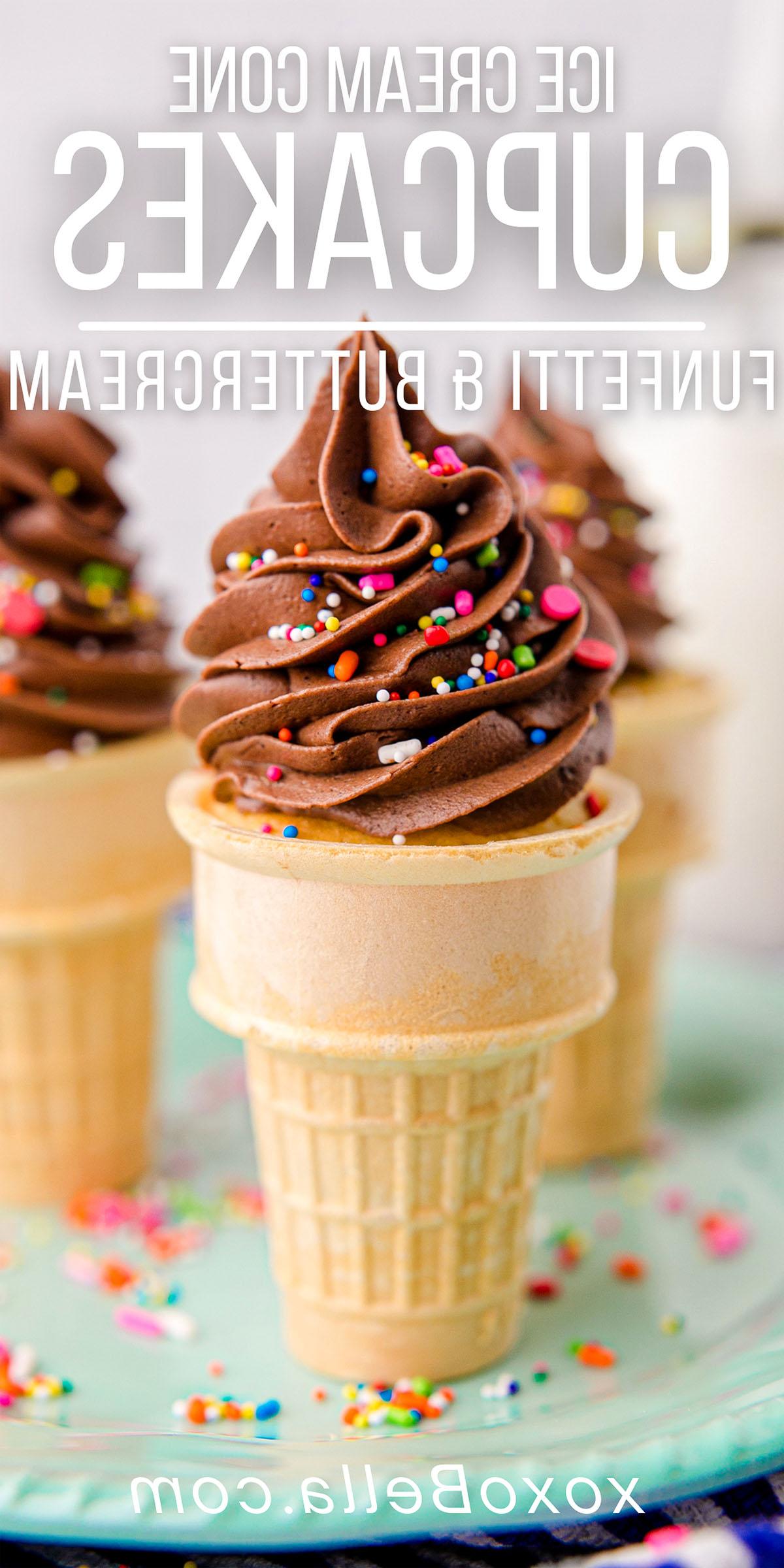Cupcakes με επικάλυψη σοκολάτας σε χωνάκια παγωτού, φτιαγμένα με μείγμα κέικ funfetti και διακοσμημένα με πολύχρωμη τρούφα.