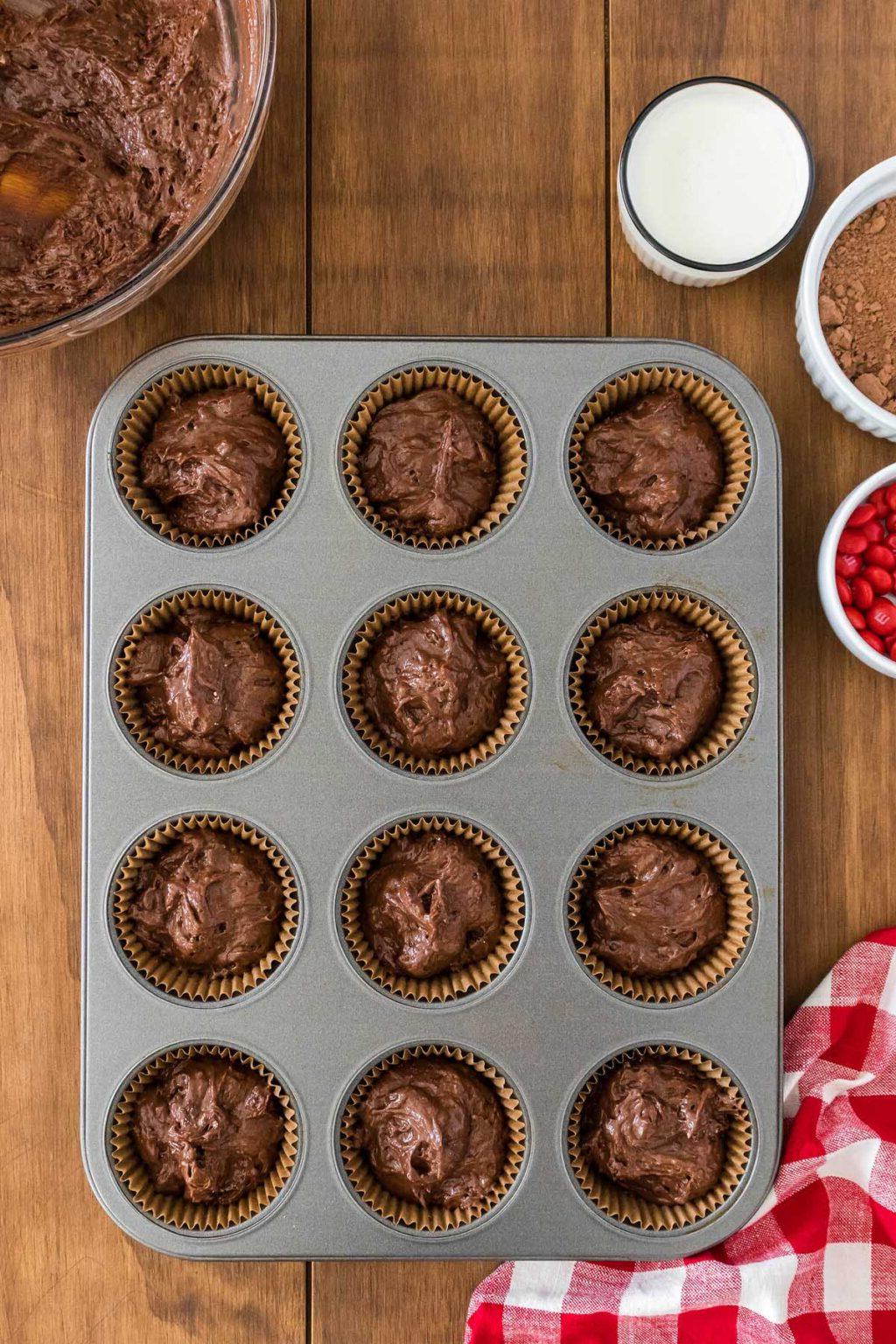 Cupcakes Rudolf σε φόρμα για muffins σε ξύλινο τραπέζι.